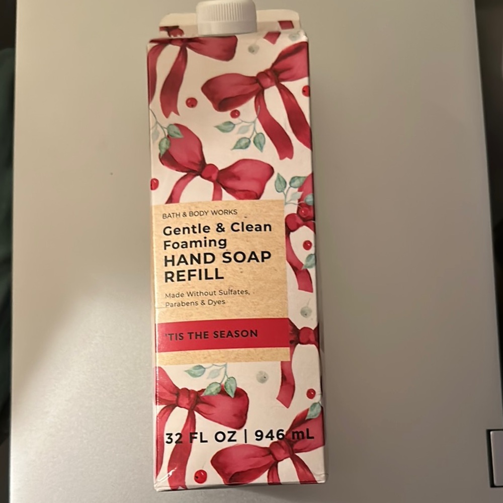 Bath & Body Works 'Tis the Season Hand Soap Refill - Red